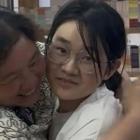 妈妈扛钢管供女儿读书,女儿高考分数被屏蔽,母女相拥而泣!-八博网