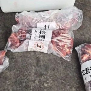 警方突袭一牛肉制假窝点,现场多人正往猪肉上涂抹牛油、牛血冒充牛肉……-八博网