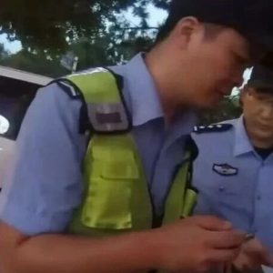 外卖小哥一着急，给民警派了个“单”-八博网