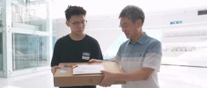 男子突然离世,同事自发资助其妻儿5年!如今孩子考上大学,公司:承担所有学费-八博网