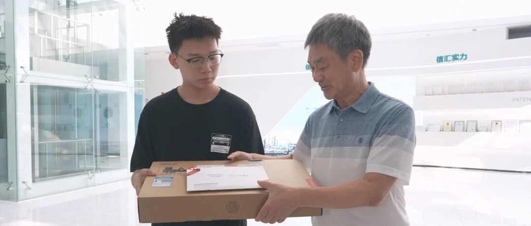 男子突然离世,同事自发资助其妻儿5年!如今孩子考上大学,公司:承担所有学费-八博网