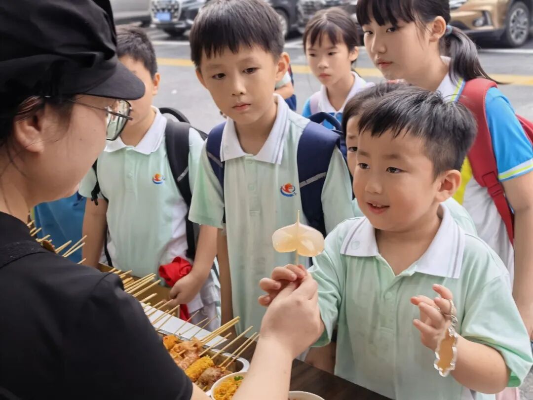 图片[7]-背首诗就送炸串？“我不是馋哈~妈，我小学课本给我找出来……”-八博网
