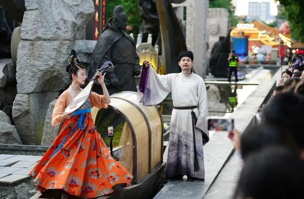 图片[25]-背首诗就送炸串？“我不是馋哈~妈，我小学课本给我找出来……”-八博网