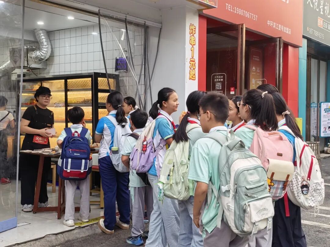 图片[1]-背首诗就送炸串？“我不是馋哈~妈，我小学课本给我找出来……”-八博网